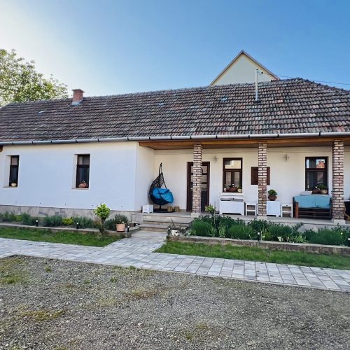 Hortenzia Vendégház fotó udvarról/házról